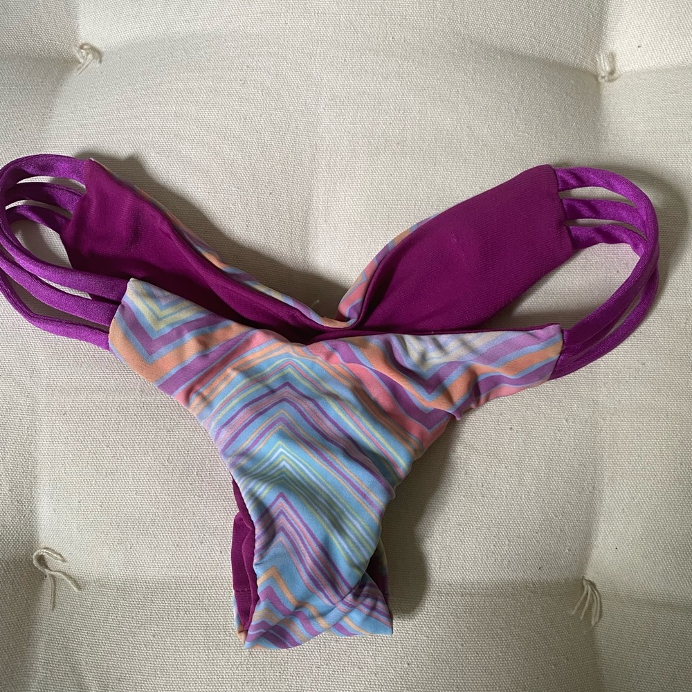 Pastel/ raspberry reversible scrunch strappy bottoms